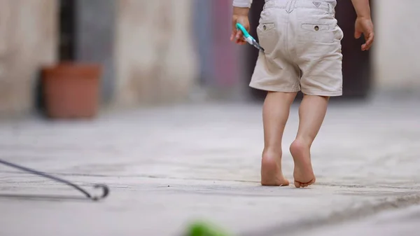 Criança Andando Sobre Dedos — Fotografia de Stock