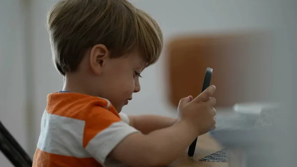 Criança Usando Telefone Menino Pequeno Segurando Smartphone — Fotografia de Stock