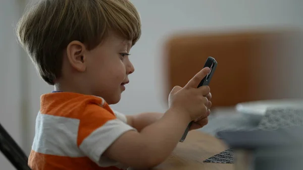 Дитина Допомогою Телефону Маленький Хлопчик Тримає Смартфон — стокове фото