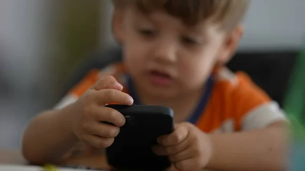 Criança Usando Telefone Menino Pequeno Segurando Smartphone — Fotografia de Stock