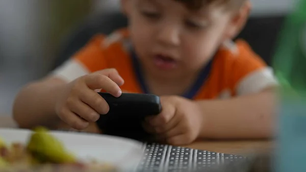 Ребенок Помощью Телефона Маленький Мальчик Держит Смартфон — стоковое фото