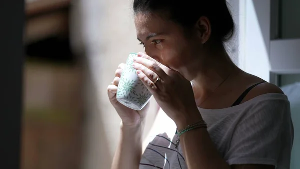 Kobieta Sączy Herbatę Osoba Pije Kawę Patrząc Zewnątrz — Zdjęcie stockowe