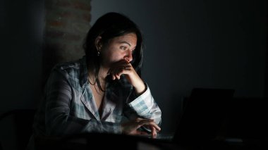 Kadın yüz okuma içeriği geceleyin bilgisayar ekranı önünde çevrimiçi