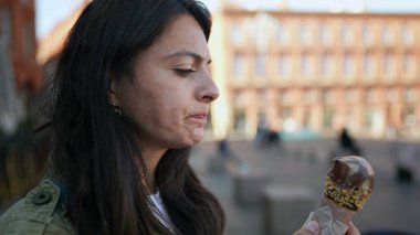 Avrupa 'da dondurma yiyen bir kadın.