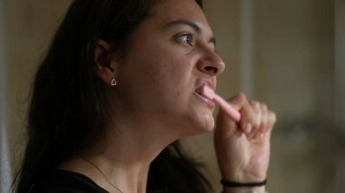 Yatmadan önce dişlerini fırçalayan kadın. Sıradan ve gerçek hayat.