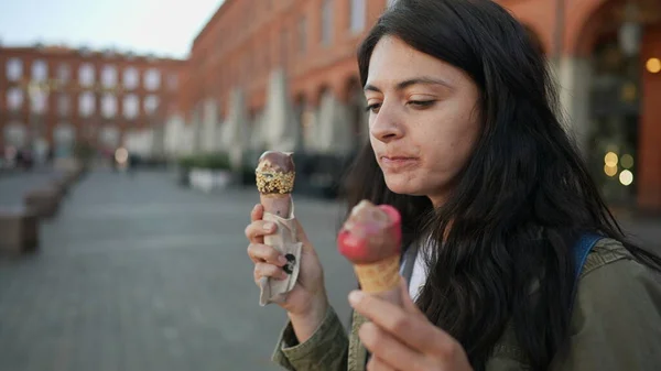 Женщина Ест Два Мороженых Европе — стоковое фото