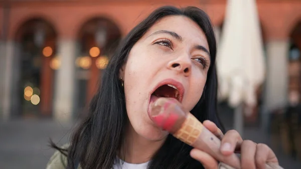 Γυναίκα Τρώει Παγωτό Έξω Στην Ευρώπη — Φωτογραφία Αρχείου