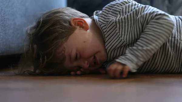 Расстроенный Маленький Мальчик Плачет Полу — стоковое фото