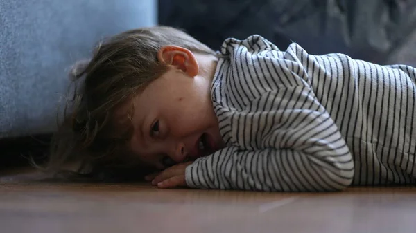 Zdenerwowany Mały Chłopiec Płacze Podłodze — Zdjęcie stockowe