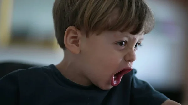 Kızgın Küçük Çocuk Bağırıyor Kızgın Çocuk Çığlık Atıyor — Stok fotoğraf