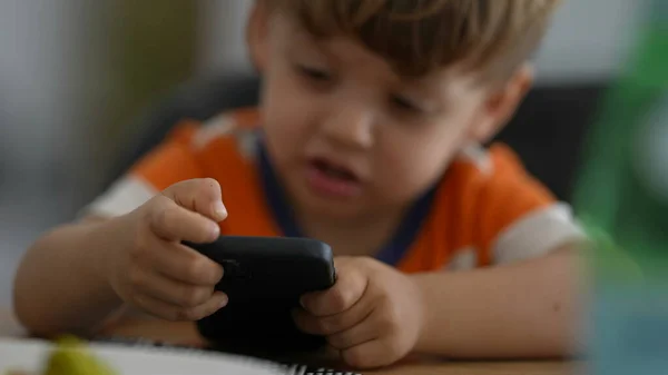 Расстроенный Маленький Мальчик Сердится Технологический Ребенок Ударился Экран Телефона Будучи — стоковое фото