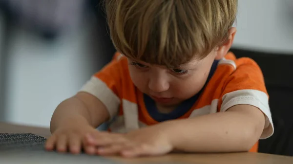 Teknoloji Çocuğuna Kızgın Küçük Bir Çocuk Telefon Ekranına Çarpıyor Sinirleniyor — Stok fotoğraf
