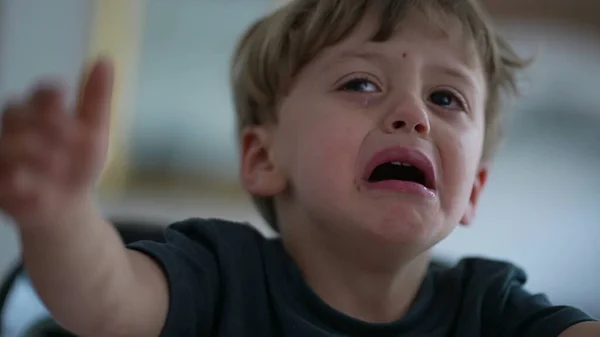 Αναστατωμένο Παιδί Κλαίει Ένα Μικρό Αγόρι Κλαίει — Φωτογραφία Αρχείου