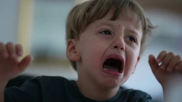 Aufgebrachtes Kind Weint Ein Kleiner Junge Weint — Stockfoto