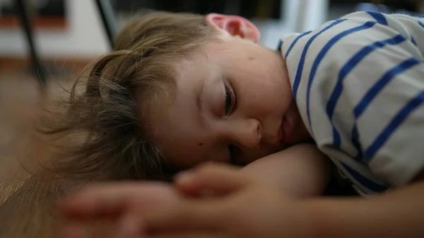 Kesal Anak Membosankan Bergulir Mata Merasa Bosan Berbaring Lantai Rumah — Stok Foto