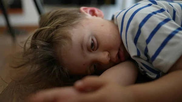Kesal Anak Membosankan Bergulir Mata Merasa Bosan Berbaring Lantai Rumah — Stok Foto