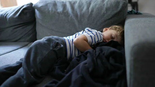 两岁小孩在沙发上打盹睡着了 — 图库照片