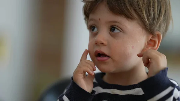 Tout Petit Touchant Les Yeux Visage Avec Main Enfant Frottant — Photo