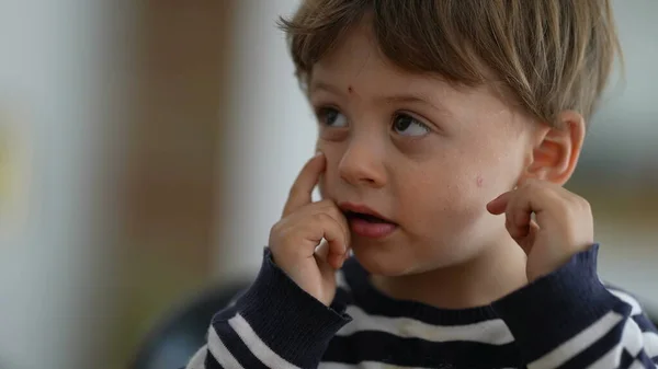 Småbarn Vidrör Ögon Och Ansikte Med Handen Barn Gnugga Ansikte — Stockfoto