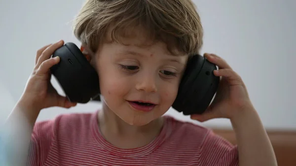 Kleinkind Junge Mit Kopfhörern Versucht Setzen Aber Dann Entfernen Kopfhörer — Stockfoto
