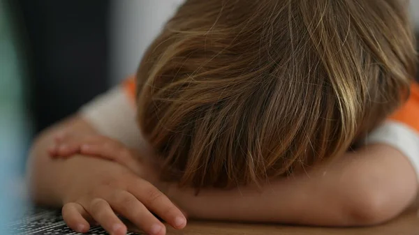 Уставший Ребенок Покрывает Лицо Рукой Чувствуя Скуку — стоковое фото