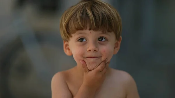 Zamyšlené Dítě Zamyšlený Malý Chlapec Ruku Bradě — Stock fotografie