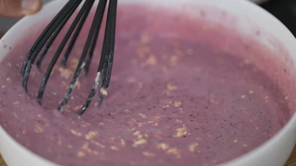 Spinning Fioletowy Płynny Żywności Kuchenną Trzepaczką — Zdjęcie stockowe