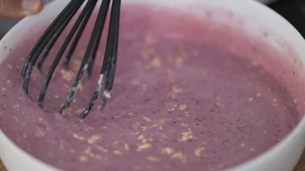 Filatura Viola Cibo Liquido Con Frusta Cucina — Foto Stock