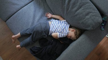 Küçük çocuk kanepede kestiriyor çocuk kanepede uyuyor