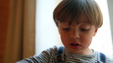 Küçük çocuk kaşıkla yoğurt yiyor. Çocuk atıştırmalığı