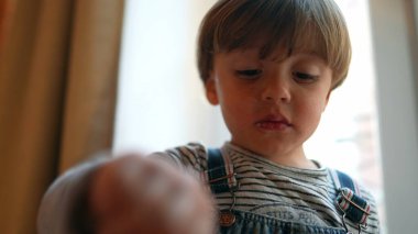 Küçük çocuk kaşıkla yoğurt yiyor. Çocuk atıştırmalığı