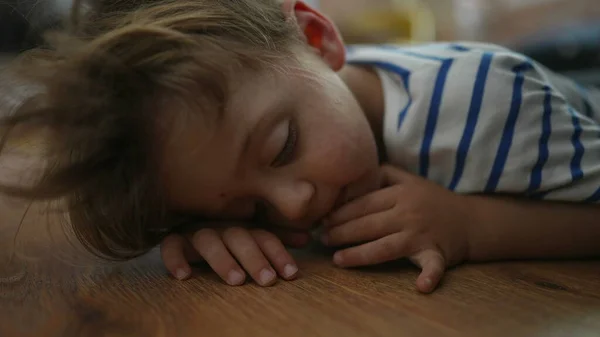 Liten Pojke Vaknar Upp Från Tupplur Tid Klia Ansikte Barn — Stockfoto