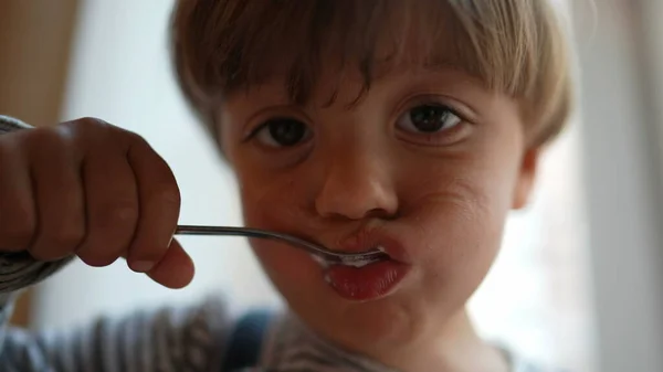 Menino Pequeno Comendo Iogurte Com Colher Criança Comer Lanche — Fotografia de Stock