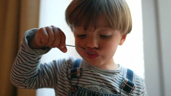 Menino Pequeno Comendo Iogurte Com Colher Criança Comer Lanche — Fotografia de Stock
