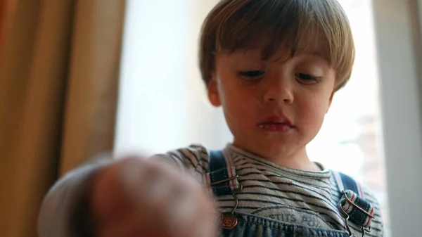 Маленький Мальчик Ест Йогурт Ложкой Закуска Детей — стоковое фото