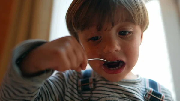 Kleine Jongen Die Yoghurt Eet Met Lepel Snacks Voor Kinderen — Stockfoto