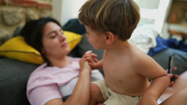 Liten Pojke Och Mor Tillsammans Uppriktig Relation Soffan — Stockfoto