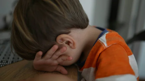 Shy Child Menutupi Wajah Dengan Tangan Anak Kecil Duduk Meja — Stok Foto