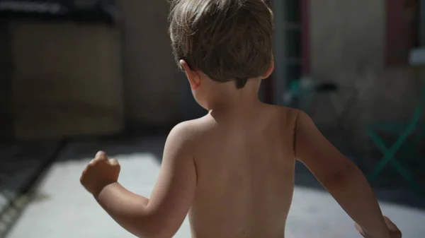 Niño Sin Camisa Corriendo Hacia Puerta Casa — Foto de Stock