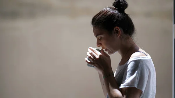 Profiel Van Een Vrouw Die Morgens Thee Koffie Drinkt — Stockfoto