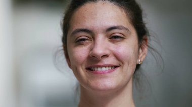 Gökyüzüne bakan, gözlerini kapatan, meditasyonda kapalı kadın gözleri.