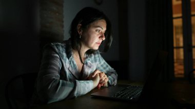 Gece bilgisayar ekranına bakan kişi internette geziniyor
