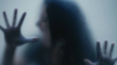 Cam kadının arkasında acı çeken biri depresyon konseptinden muzdarip.