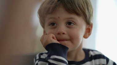 Düşünceli küçük bir çocuk. Düşünceli bir çocuk portresi.