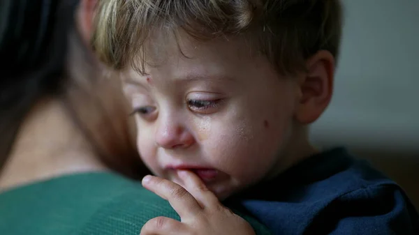 Niño Llorón Llorando Madre Consoladora Niño —  Fotos de Stock