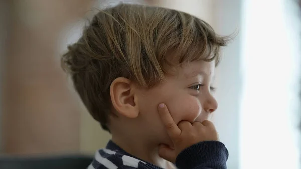 Ragazzino Pensieroso Viso Ritratto Bambino Premuroso — Foto Stock