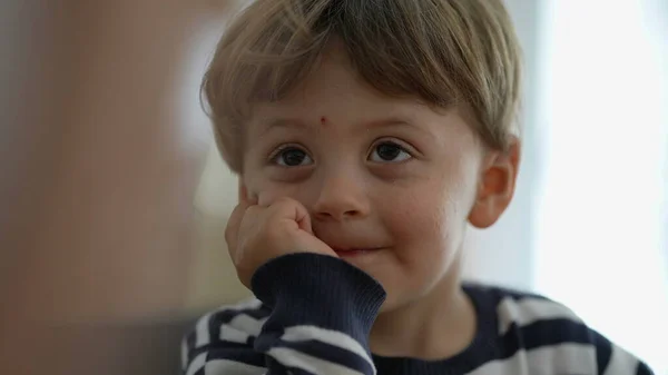 Ragazzino Pensieroso Viso Ritratto Bambino Premuroso — Foto Stock