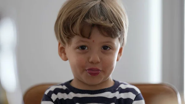 Ένα Μικρό Αγόρι Φτύνει Ατίθαση Γλώσσα — Φωτογραφία Αρχείου