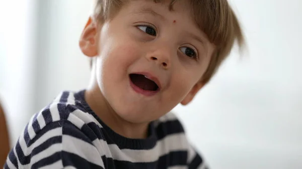 Bambino Scuote Testa Capelli — Foto Stock