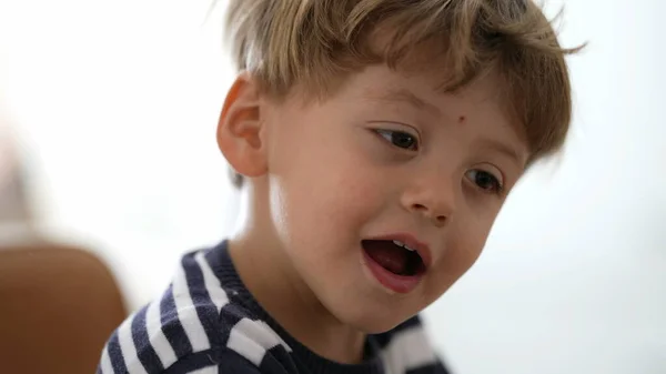 Ein Kleiner Junge Schüttelt Kopf Und Haare — Stockfoto